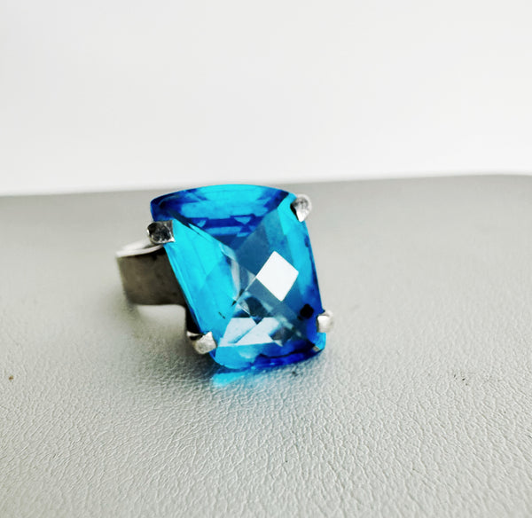 FACETED LONDON BLUE TOPAZ RING SIZE 7 (RB30)