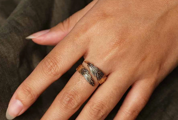 ADJUSTABLE FEATHER RING